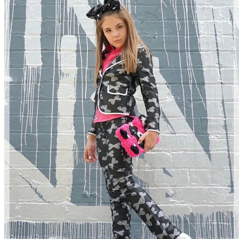 La Miniatura Bow Suit